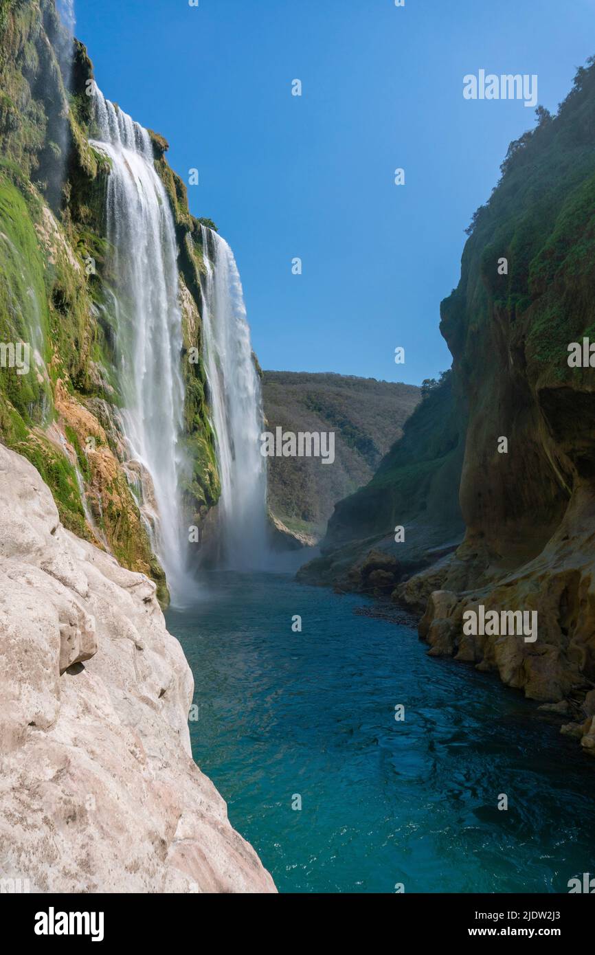Facsinierender und malerischer Tamul-Wasserfall in La Huesteca Potosina, San Luis Potosi, Mexiko Stockfoto