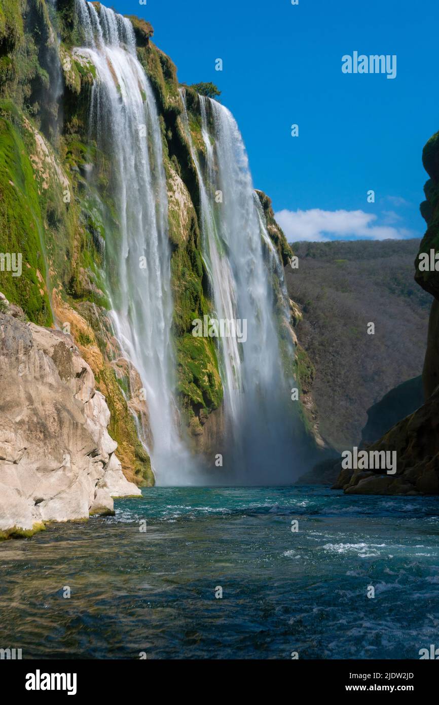 Facsinierender und malerischer Tamul-Wasserfall in La Huesteca Potosina, San Luis Potosi, Mexiko Stockfoto
