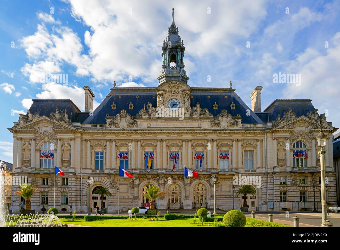 Hauptfassade, Hôtel de Ville of Tours gegenüber der kleinen halbrunden Grünfläche des Place Jean-Jaurès. Loire-Tal. Frankreich. Stockfoto