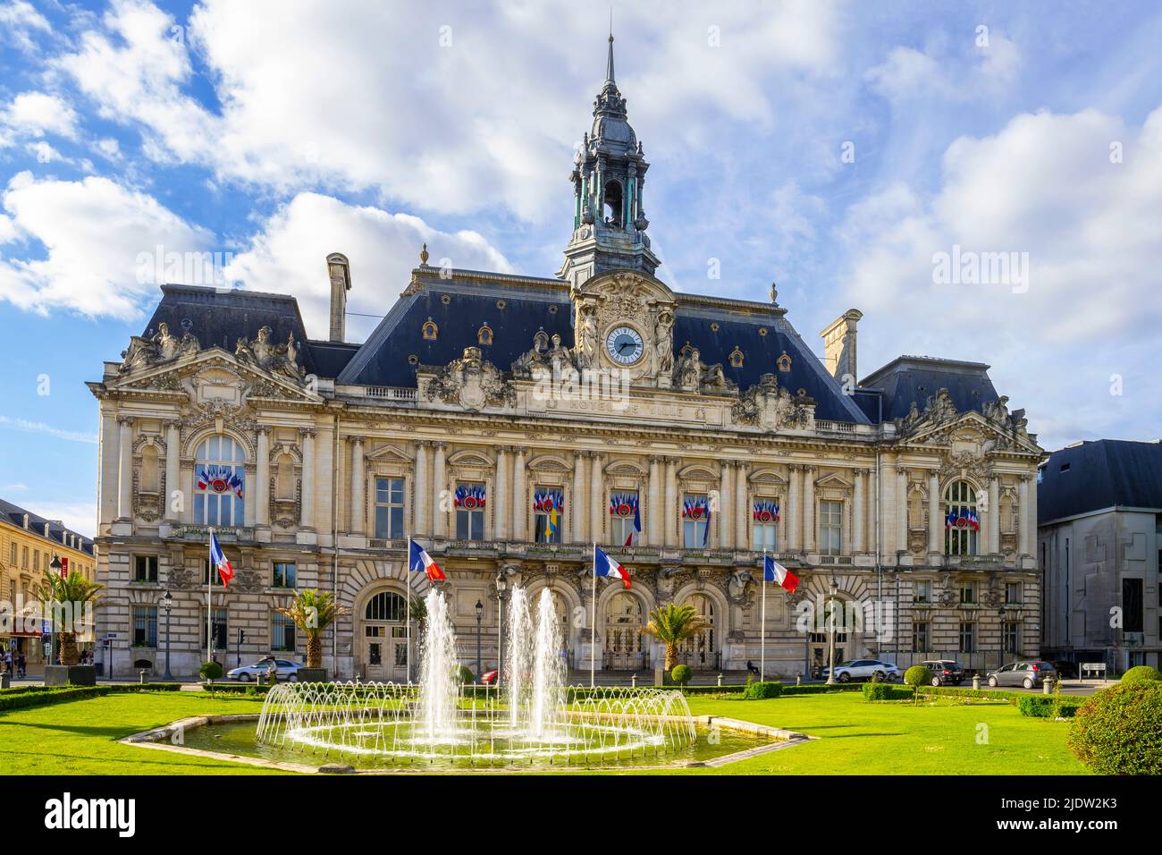 Hauptfassade, Hôtel de Ville of Tours gegenüber der kleinen halbrunden Grünfläche des Place Jean-Jaurès. Loire-Tal. Frankreich. Stockfoto