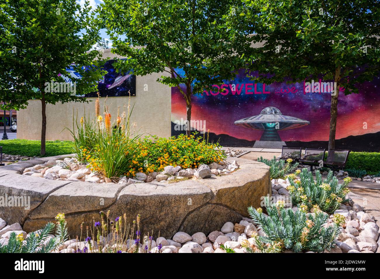 Roswell, New Mexico, USA: Internationales UFO Museum Seitenansicht und kleiner Stadtpark. Stockfoto