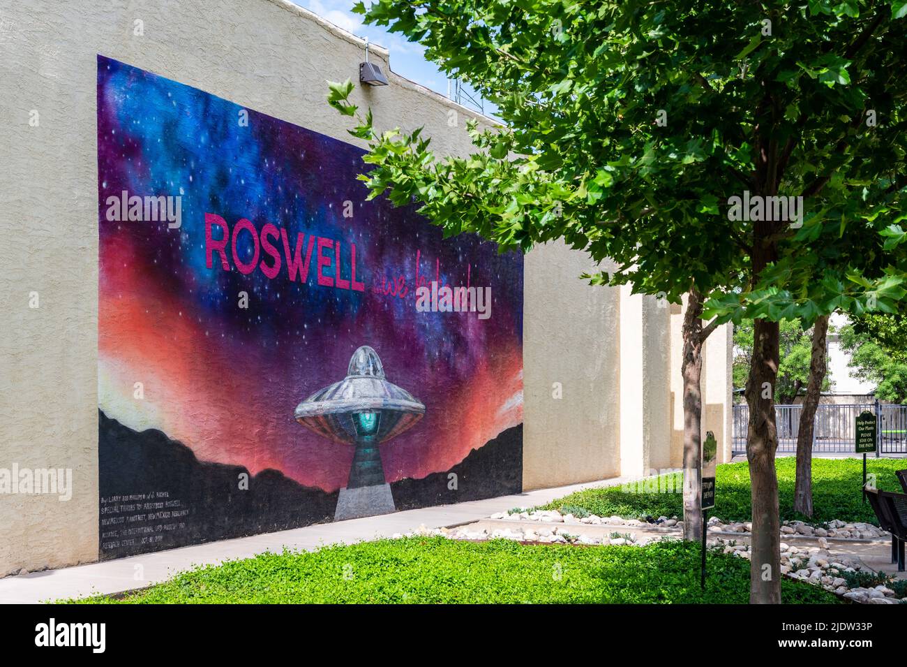 Roswell, New Mexico, USA: Internationales UFO Museum Seitenansicht und kleiner Stadtpark. Stockfoto