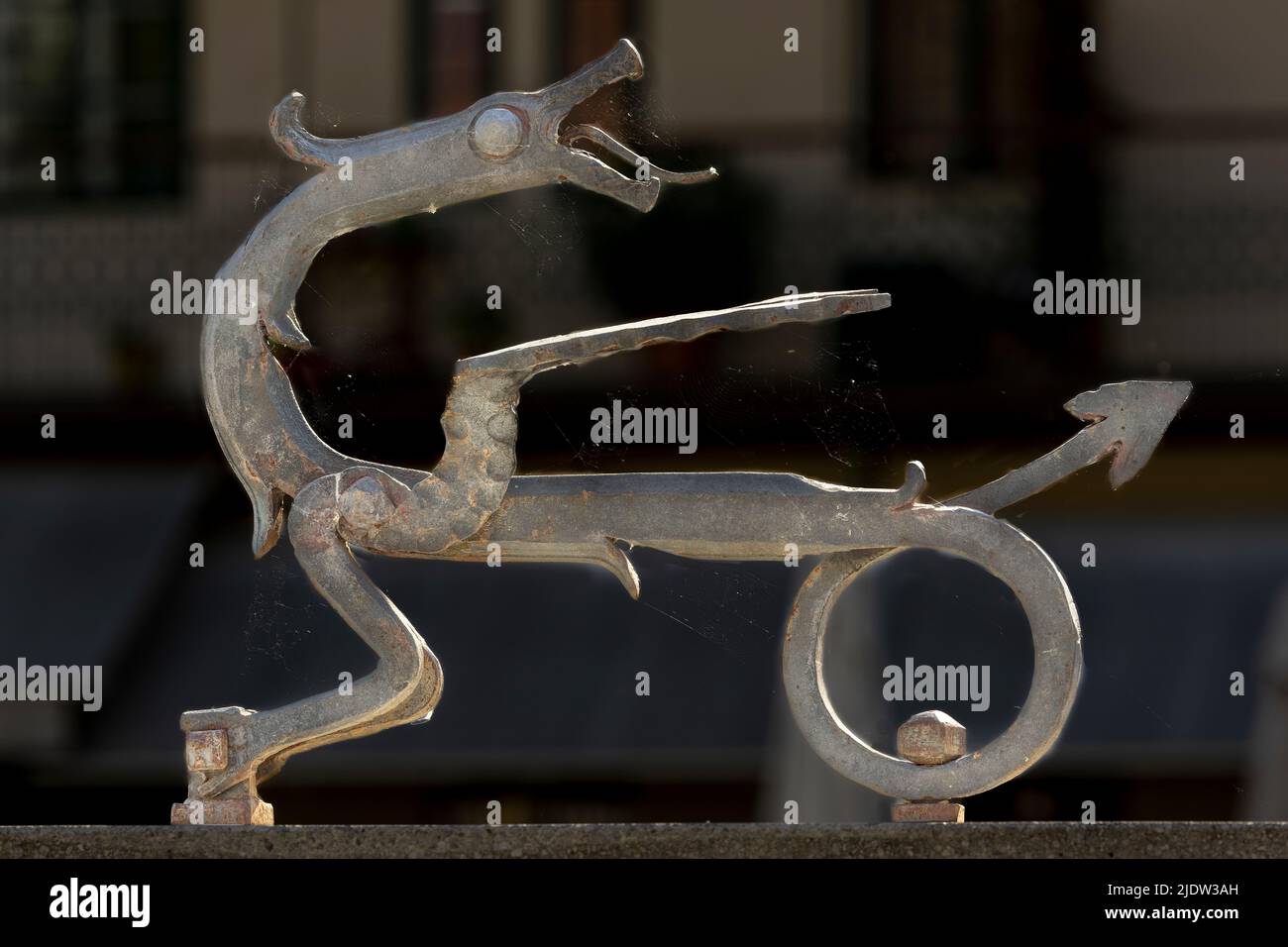 Moderner schmiedeeiserner Drache, der an die Drachenbrücke am Flussufer des Ljubjanica in der Nähe von Novi Trg, Llubljana Slowenien erinnert Stockfoto