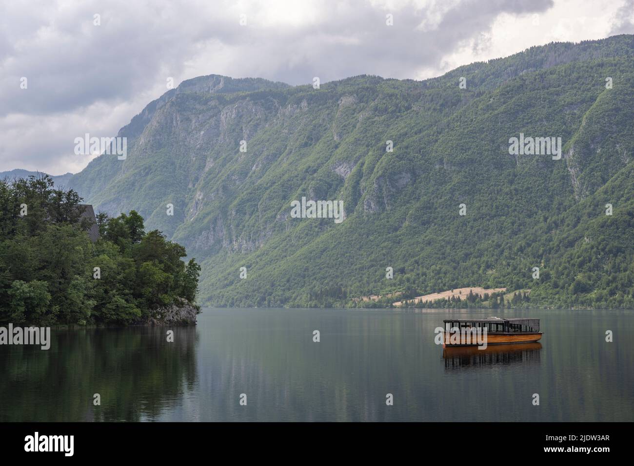 Hölzerne Exkursion Boot in See Bohinj, Slowenien vertäut Stockfoto