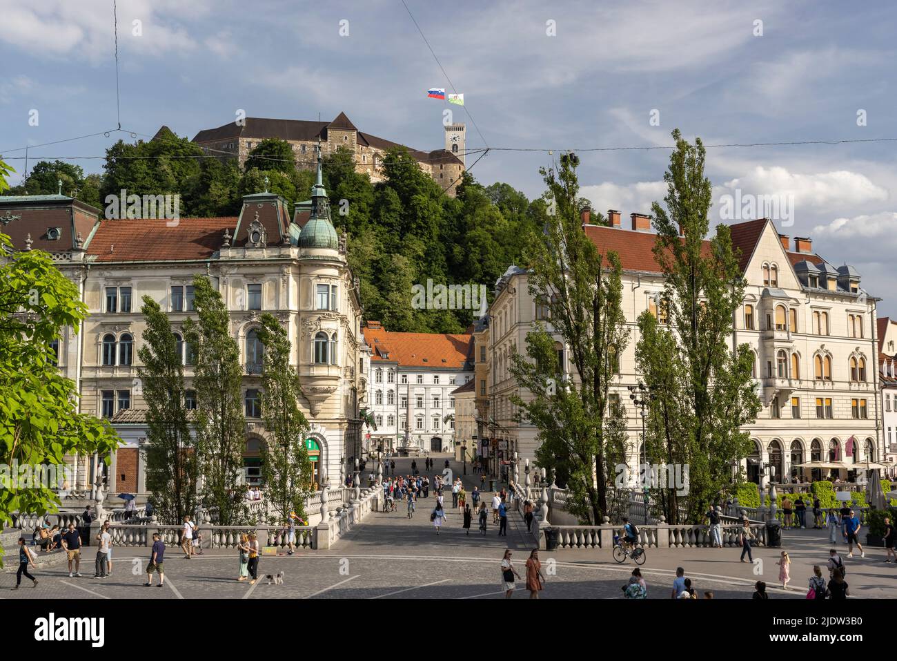Blick über die Presernov Trg und die Dreifachbrücke der Burg von Ljubljana, Ljubljana, Slowenien Stockfoto