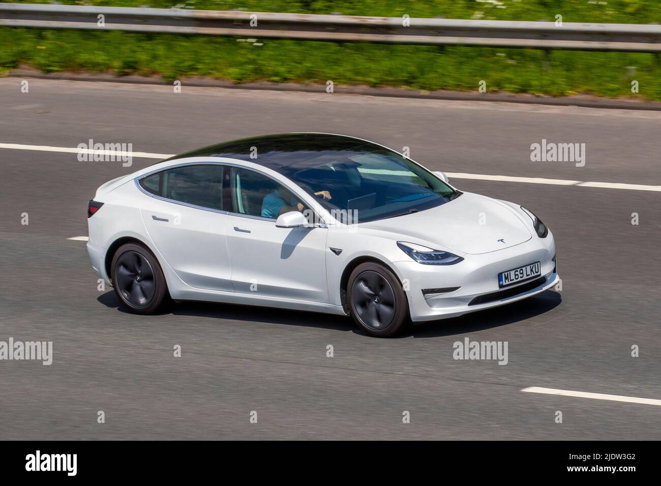 2019 White TESLA Model 3 Long Range AWD Electricity 1-Gang-Automatik; unterwegs auf der M61 Motorway, Manchester, UK Stockfoto