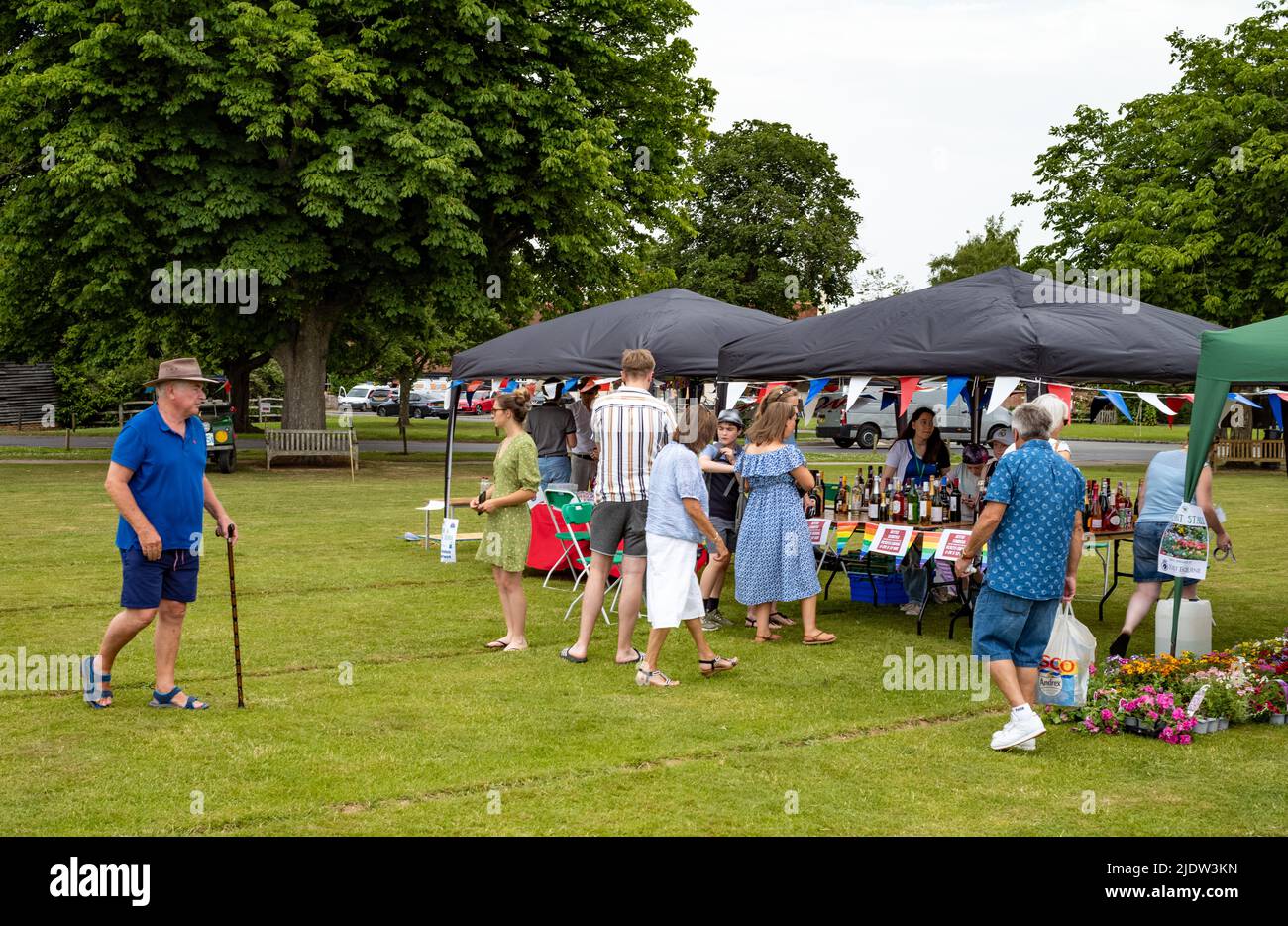 Der Tombola-Stand in einem traditionellen englischen Dorffest Stockfoto