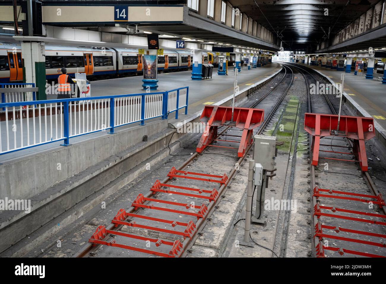 Verlassene Bahnsteige und Puffer am Bahnhof Euston am zweiten Tag des britischen Eisenbahnstreiks, als Eisenbahnarbeiter und Londoner Untergrundarbeiter der Gewerkschaft RMT am 23.. Juni 2022 in London, England, Arbeitskampfmaßnahmen ergriffen haben, der disruptivste Eisenbahnstreik in England, Schottland und Wales seit dreißig Jahren. Stockfoto