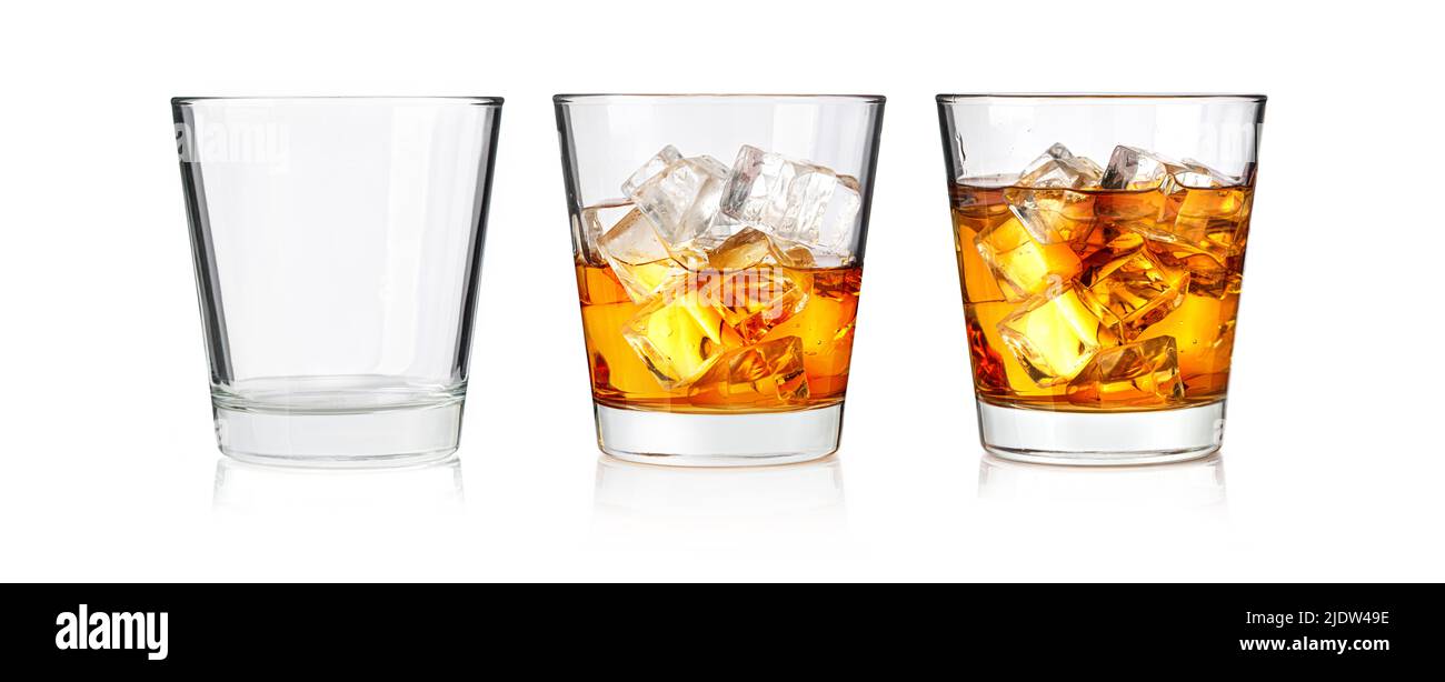 Whiskey-Glas mit Eis isoliert auf weißem Hintergrund Stockfoto