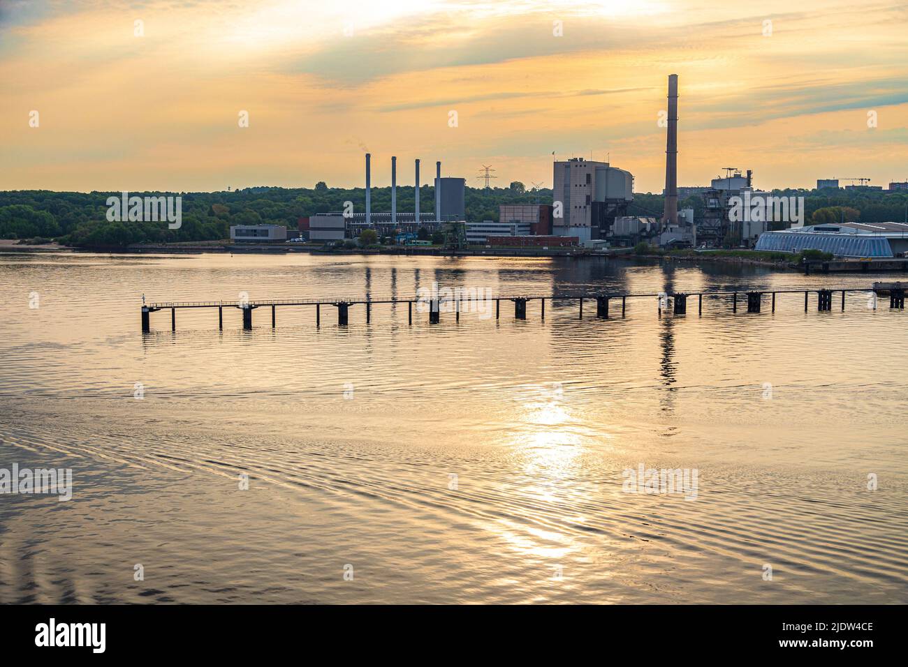 Moderne Industrie am Ufer der Kieler Förde im Morgengrauen, Kiel, Schleswig-Holstein, Deutschland Stockfoto