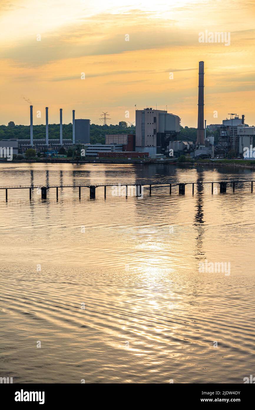 Moderne Industrie am Ufer der Kieler Förde im Morgengrauen, Kiel, Schleswig-Holstein, Deutschland Stockfoto