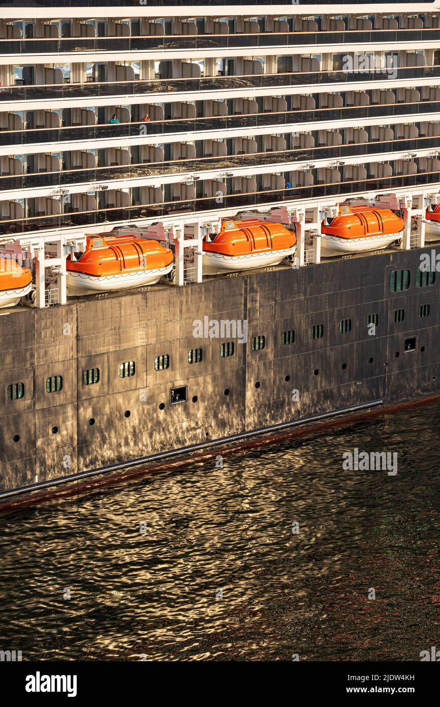 Die Rettungsboote des Luxuskreuzfahrtschiffes Holland America Line 'MS Westerdam' im Hafen von Kiel, Schleswig-Holstein, Deutschland Stockfoto