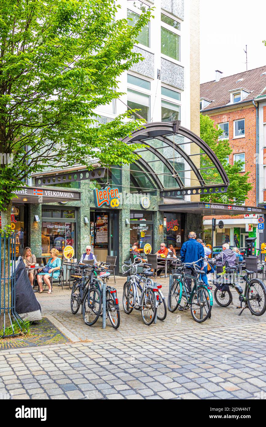 Ein Café im Freien in der Altstadt von Kiel, Schleswig-Holstein, Deutschland Stockfoto