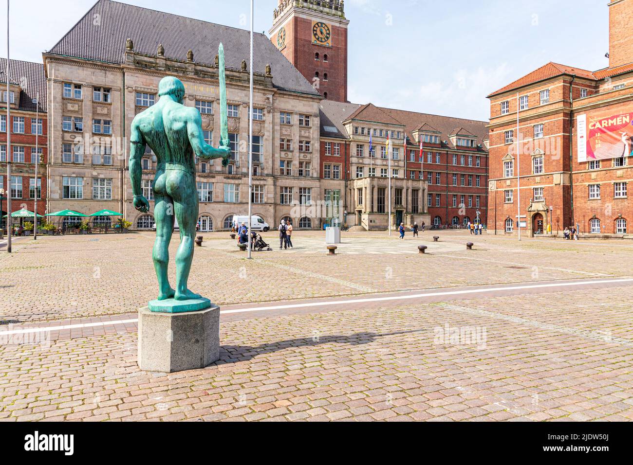 Die Statue des Schwertträgers auf dem Stadtplatz Kieler Rathausplatz mit dem Rathaus (Landeshauptstadt) und der Kieler Oper Stockfoto