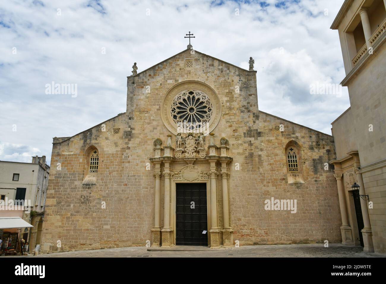 Die Fassade der Kathedrale im historischen Zentrum von Otranto, einer mittelalterlichen Stadt in Apulien, Italien. Stockfoto