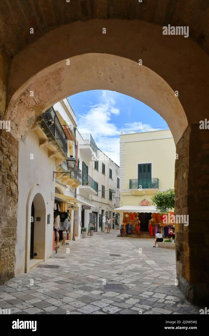 Eine schmale Straße zwischen den alten Häusern im historischen Zentrum von Otranto, einer Stadt in Apulien in Italien. Stockfoto