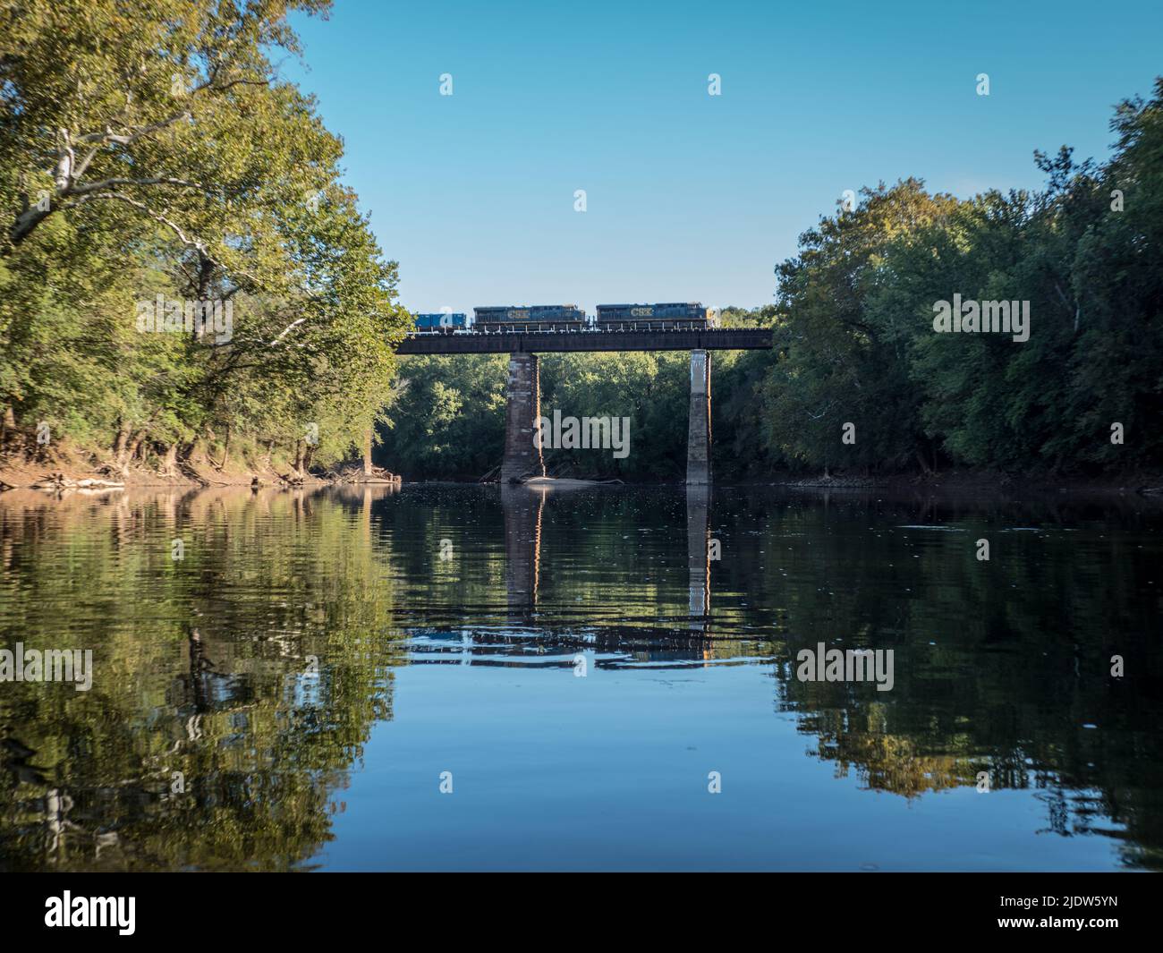 CSX Train überquert die Monocacy River Railroad Bridge Stockfoto