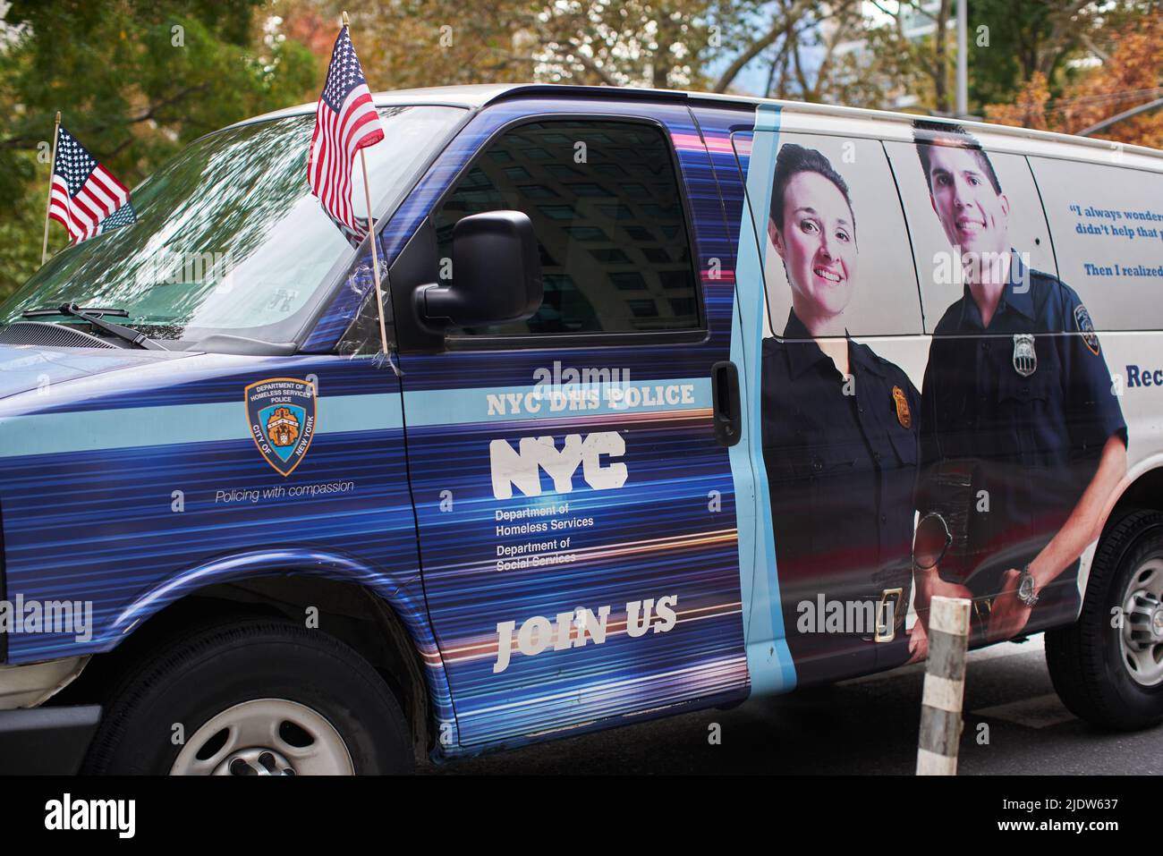 Manhattan, USA - 11. 2021. November: DHS-Polizeiwagen in New York City in Manhattan vor der Veterans Day Parade Stockfoto