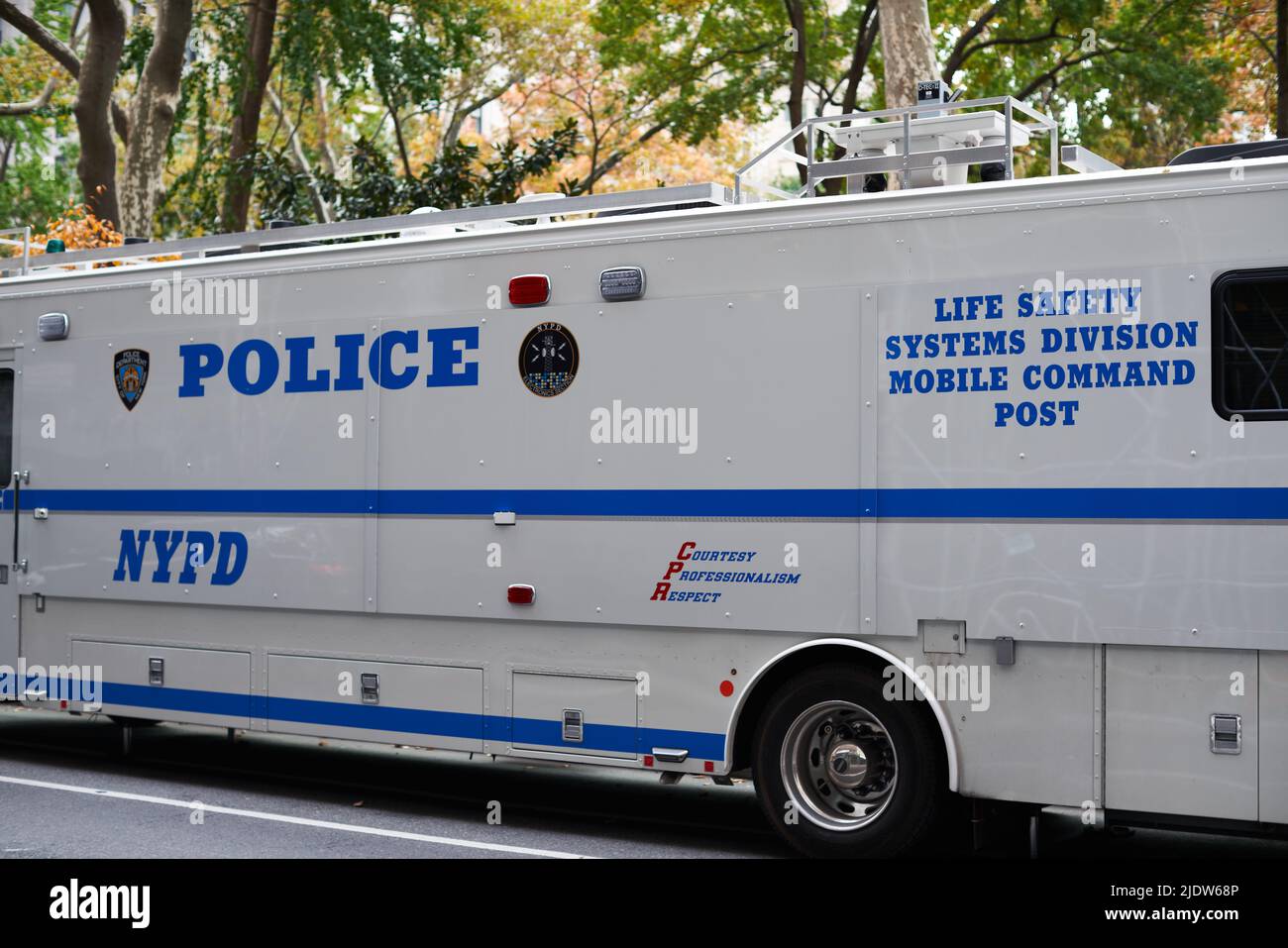 Manhattan, USA - 11. November 2021: NYPD Life Safety Systems Division Mobile Command Vehicle. Fahrzeug der mobilen Kommandoeinheit Stockfoto