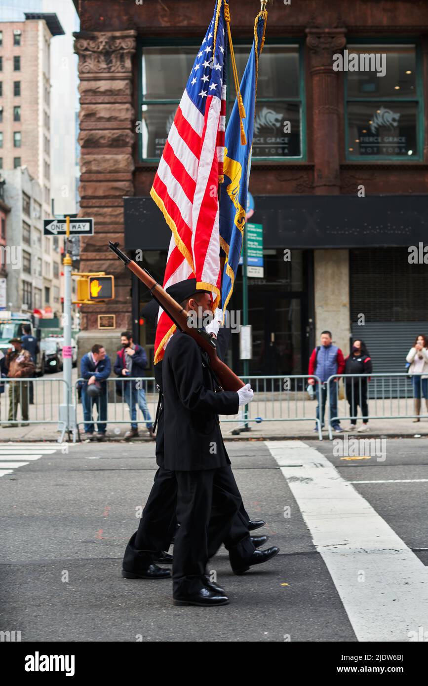 Manhattan, USA - 11. 2021. November: Junge Navy-Rekruten marschieren in NYC bei der Veterans Day Parade mit US-amerikanischen Flaggen Stockfoto