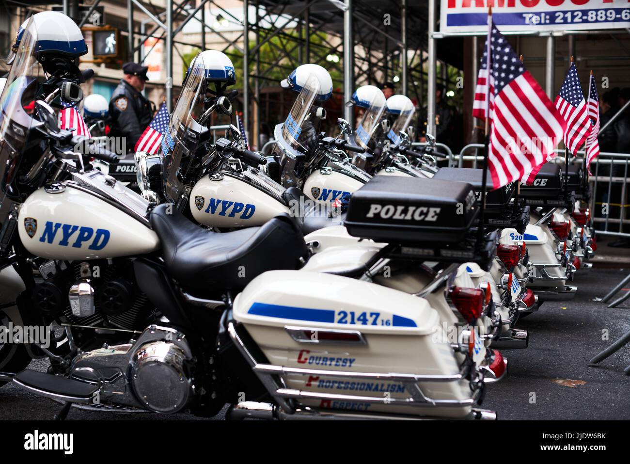 Manhattan, USA - 11. November 2021: NYPD Police Motorräder parkten in NYC mit winkenden US-Flaggen. Fahrräder der New Yorker Polizeibehörde Stockfoto