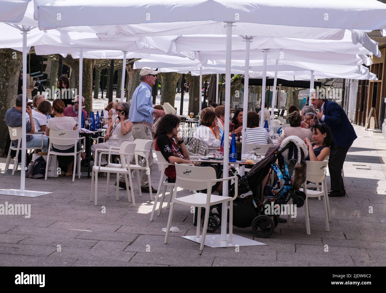 Spanien, Burgos. Straßenszene mit Sidewalk Cafe. Stockfoto