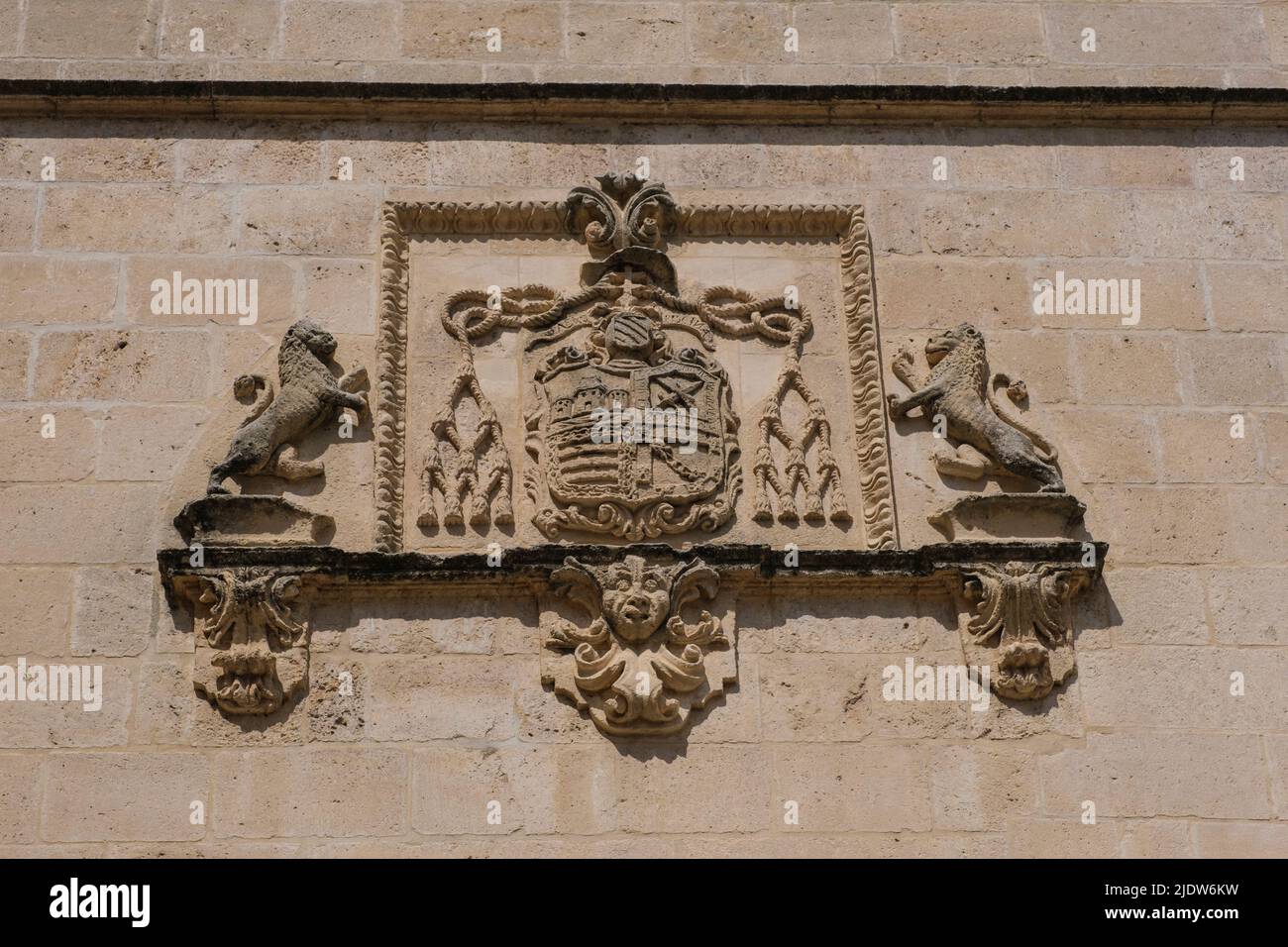 Spanien, Burgos. Kathedrale von Santa Maria, ein Weltkulturerbe. Wappen an der Außenfassade. Stockfoto