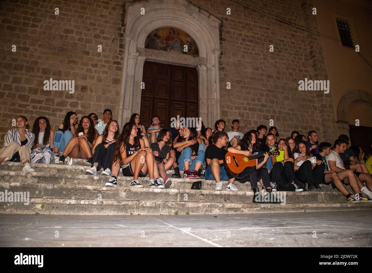 Rieti, Italien. 21.. Juni 2022. In der Nacht vor den Prüfungen trafen sich Schüler des fünften Jahrgangs unter ihren Schulen, um Antonello Vendittis historisches Lied „Notte Prima degli Esami“ zu singen. Die Prüfungen beginnen morgen früh, nach einer zweijährigen Pause für Covid19, in der die Studenten im fünften Jahr nach der mündlichen Prüfung in den Vorjahren wieder zu einer normalen Prüfung zurückkehren. Am 21. Juni 2022 in Rieti, Italien. (Foto von Riccardo Fabi/Pacific Press) Quelle: Pacific Press Media Production Corp./Alamy Live News Stockfoto