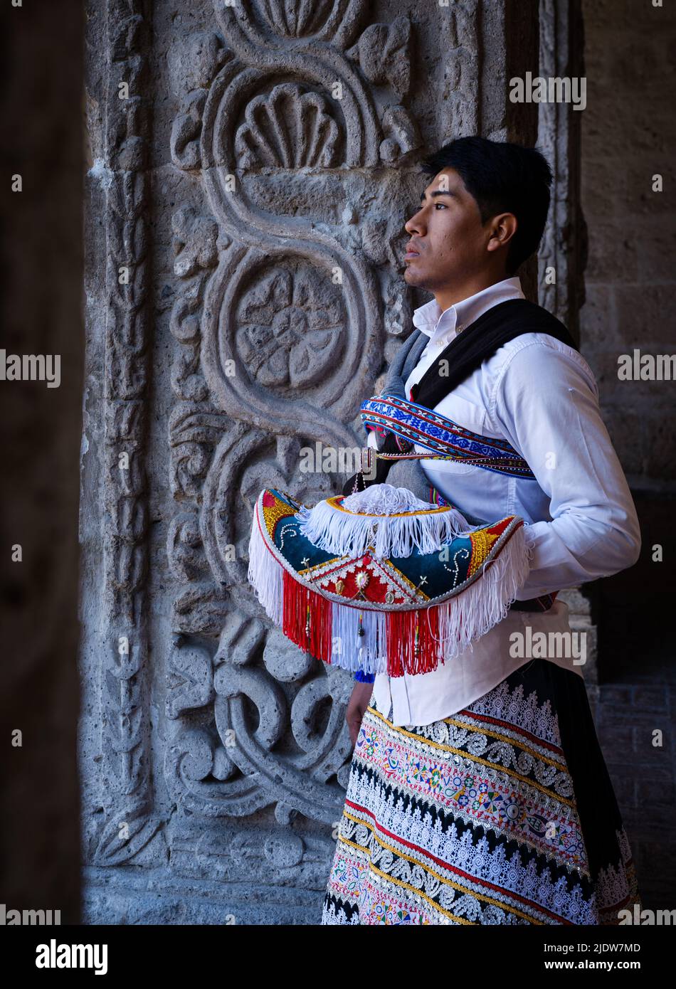 AREQUIPA, PERU - CA. SEPTEMBER 2019: Junger peruanischer Mann in einem typischen andenkleid. Stockfoto