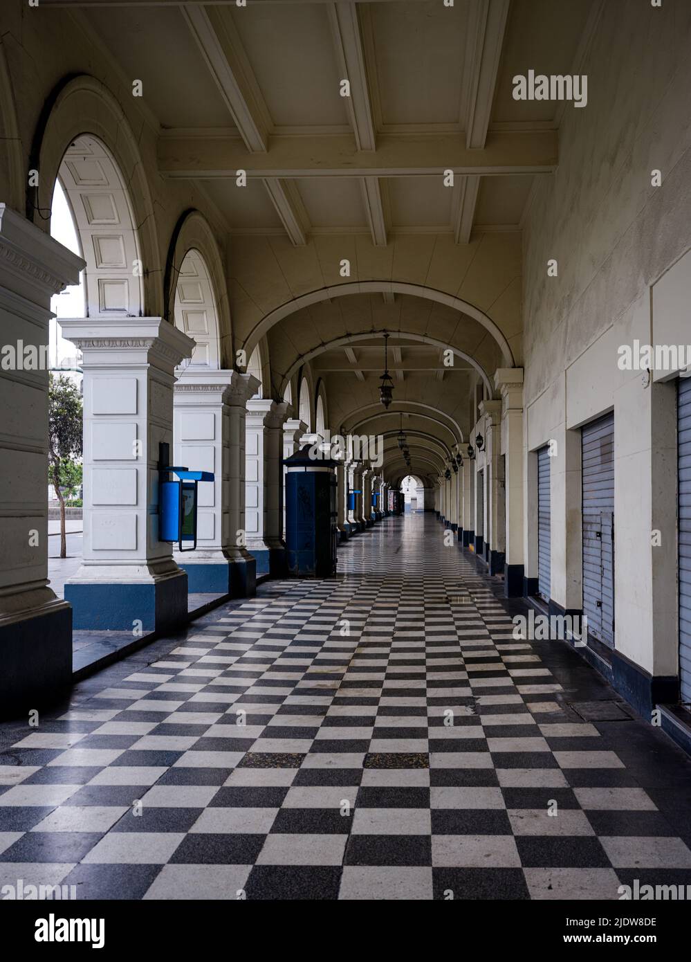 LIMA, PERU - CA. SEPTEMBER 2019: Bögen eines typischen Gebäudes rund um die Plaza San Martin in Lima, Peru. Stockfoto