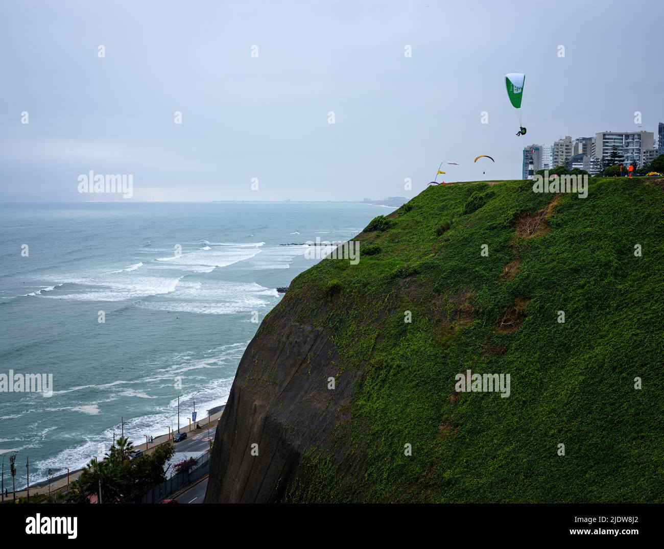 LIMA, PERU - CA. SEPTEMBER 2019: Küstenlinie und Pazifischer Ozean in Lima Peru. Stockfoto