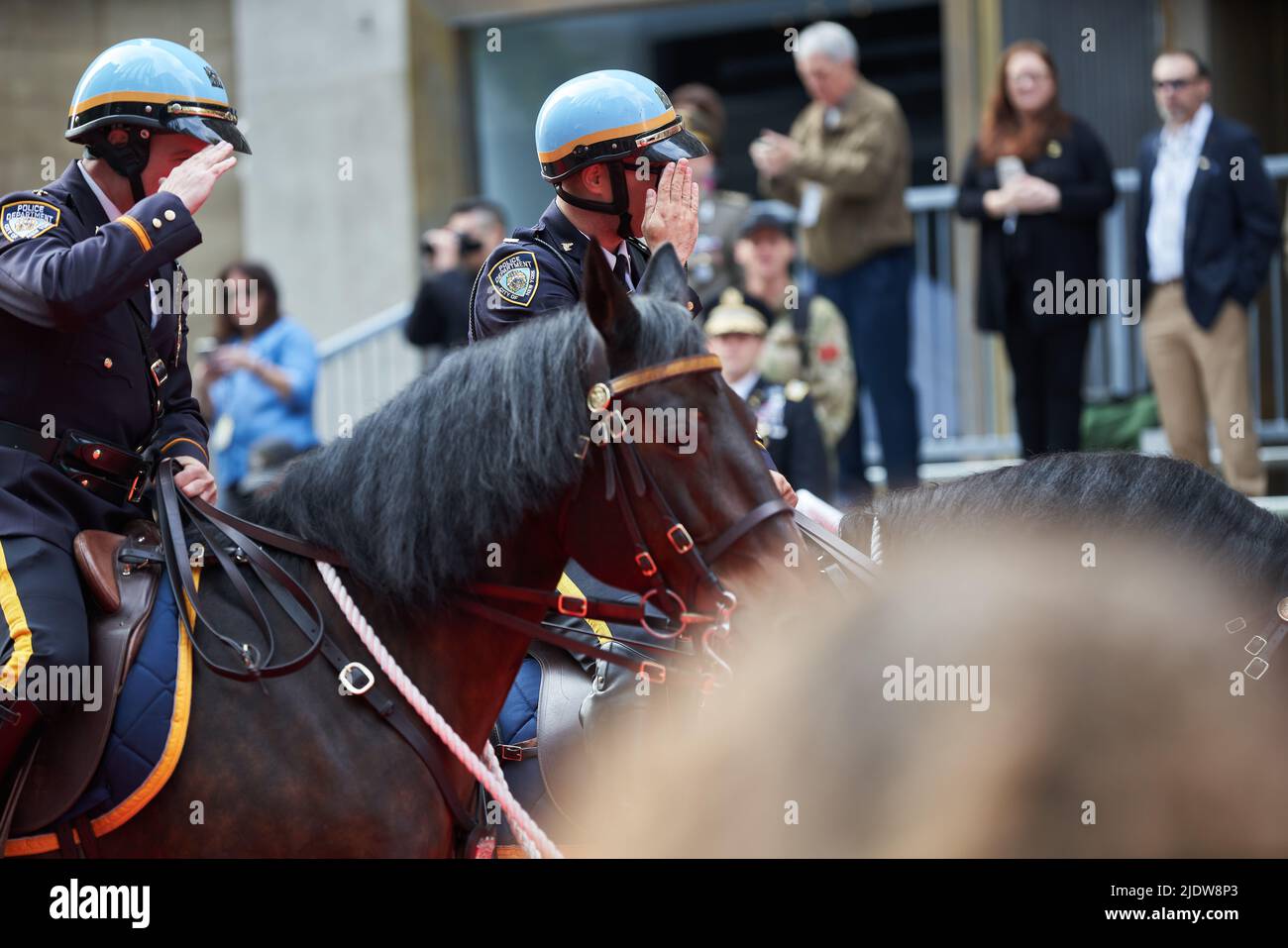 Manhattan, USA - 11. 2021. November: Mounted Police in NYC. NYPD-Polizeipferd bei der Veterans Day Parade in NYC. Begrüßung durch die Polizei. New York Police Departmen Stockfoto