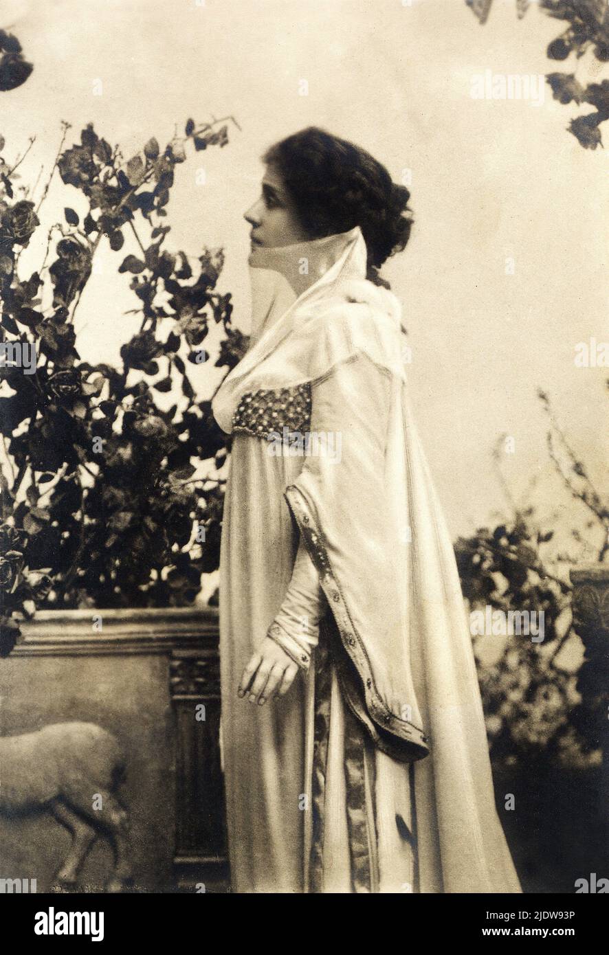 1890 ca., ITALIEN : die berühmteste italienische Schauspielerin ELEONORA DUSE ( 1858 - 1924 ) In DER STADT VON ihrer Geliebten, der DICHTERIN GABRIELE D'ANNUNZIO - THEATER - TEATRO - DANNUNZIO - D' ANNUNZIO - divina - attrice teatrale - profilo - Profil - chignon - velo - Schleier - collo - Hals ---- Archivio GBB Stockfoto