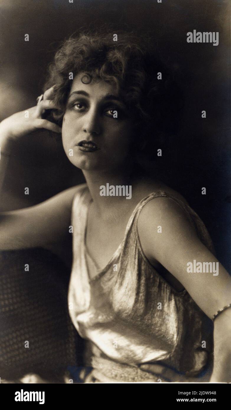1920er Jahre, ITALIEN: Die italienische Sängerin, Tänzerin und Schauspielerin ANNA FOUGEZ ( 1894 - 1966 ). - ATTRICE - CANTANTE - Café Chantant - Tabarin - TEATRO di RIVISTA - THEATER - BELLE EPOQUE - Cabaret - ANNI VENTI - - spalla - spalle - Schulter - Schultern - ascella - Ascelle - Achselhöhlen - Raso - Satin - goldenes Lamékleid - Divina ---- Archivio GBB Stockfoto