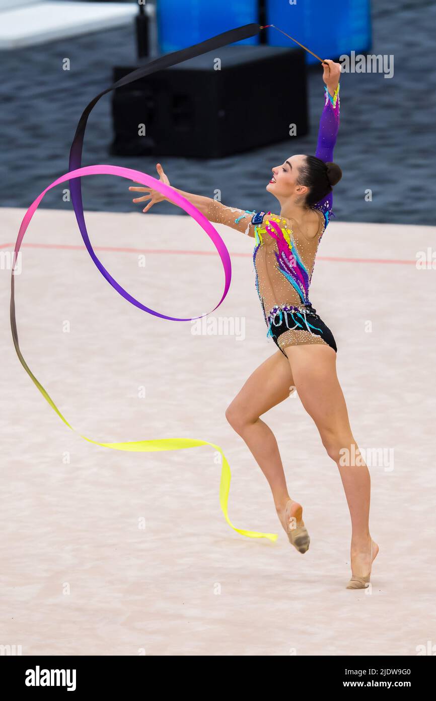 Gold Coast, Australien. 17.. Mai 2022. New Zealand Senior International Rhythmic Turnerin, Havana Hopman mit Tanzschritten mit Band während der 2022 Oceania Rhythmic Gymnastics Continental Championships. Die Veranstaltung fand parallel zu den Australian Gymnastics Championships an der Gold Coast, Queensland, statt. Kredit: SOPA Images Limited/Alamy Live Nachrichten Stockfoto
