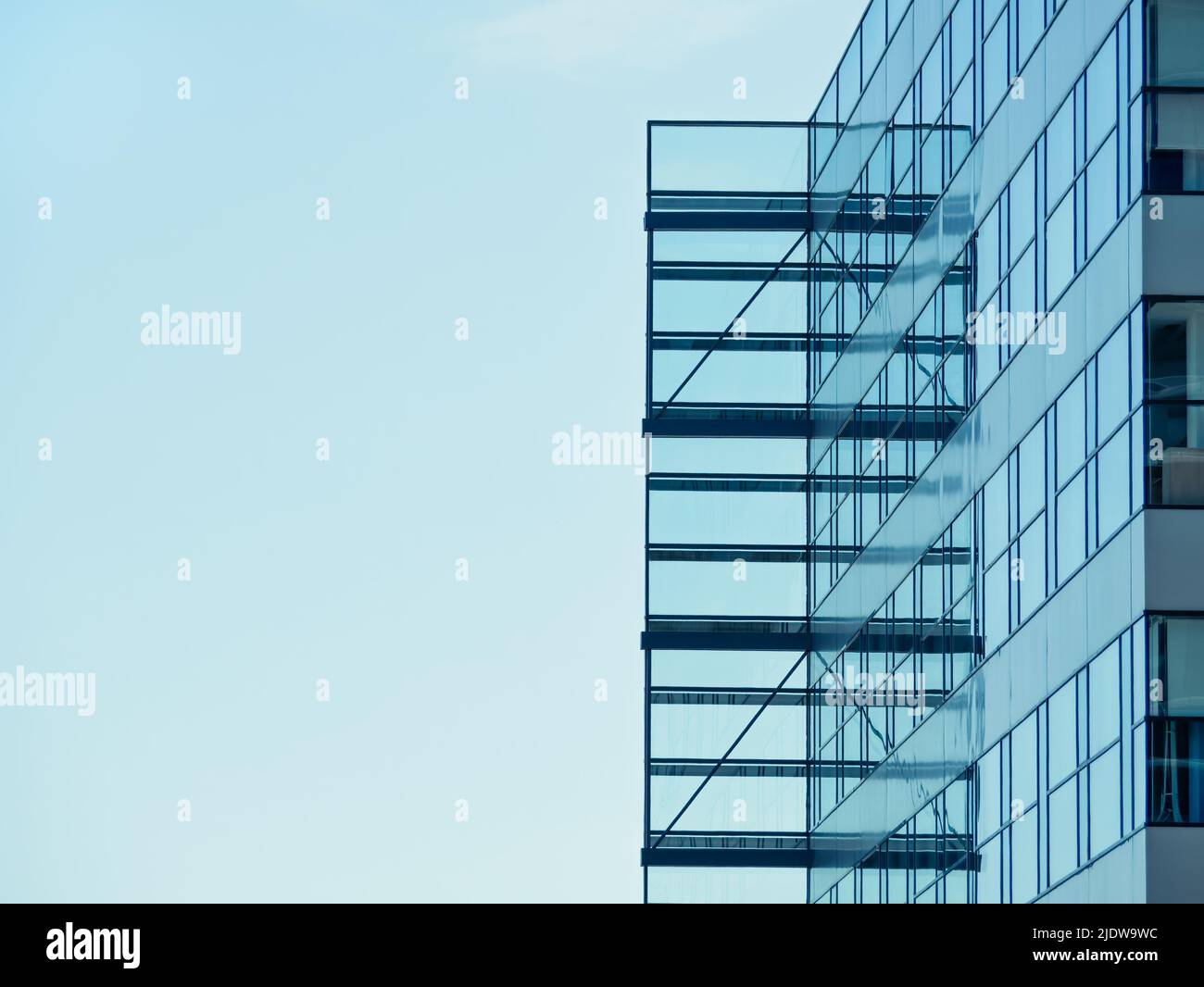 Detail eines modernen Bürogebäudes. Glasbaubüro im Zentrum von Bukarest. Stockfoto