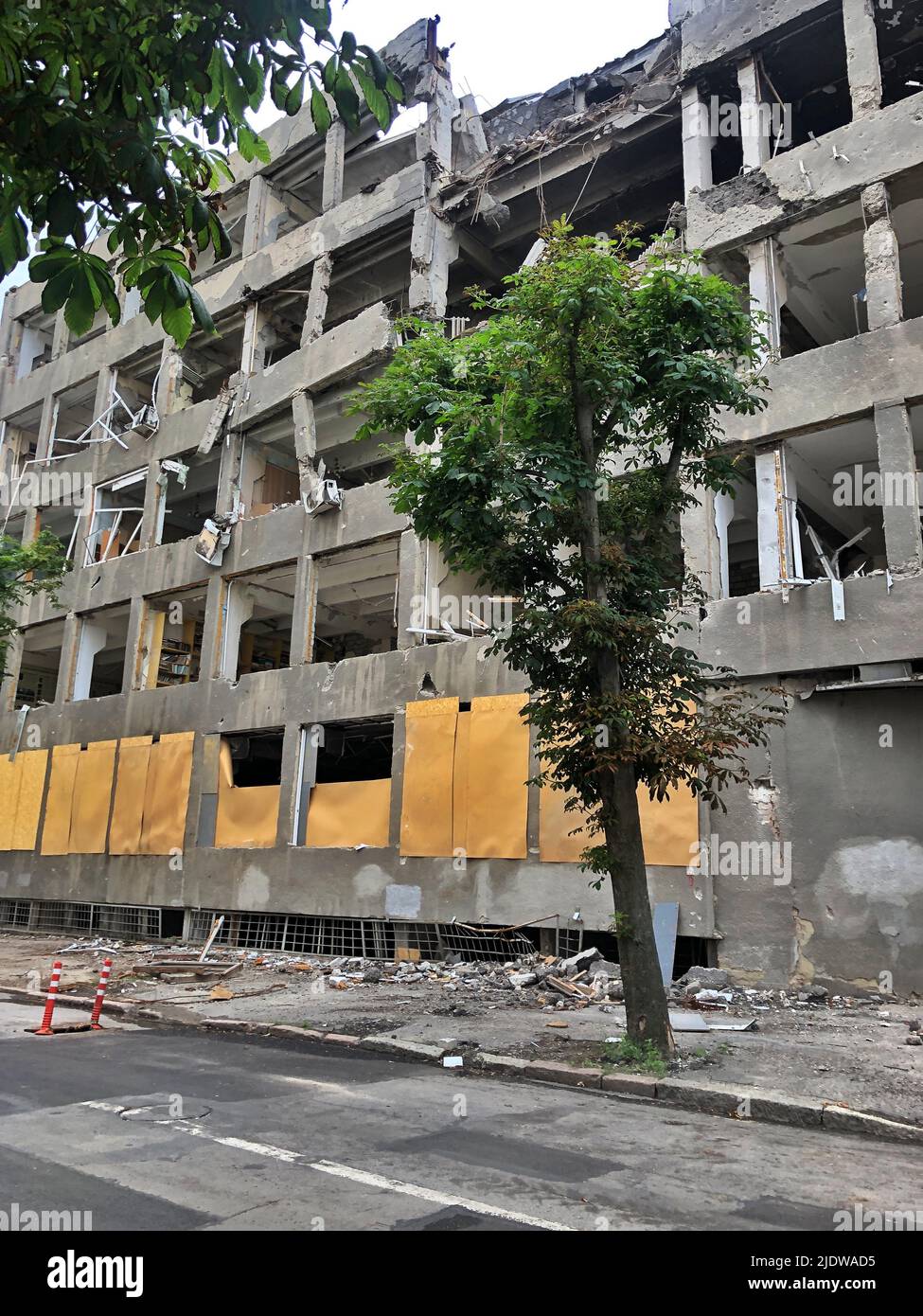 23.06.2022 Ukraine, Charkow. Krieg in der Ukraine. Zerbrochenes Haus nach einem Raketenangriff. Lasst uns für die Ukraine beten, stoppt den Krieg in der Ukraine! Stockfoto