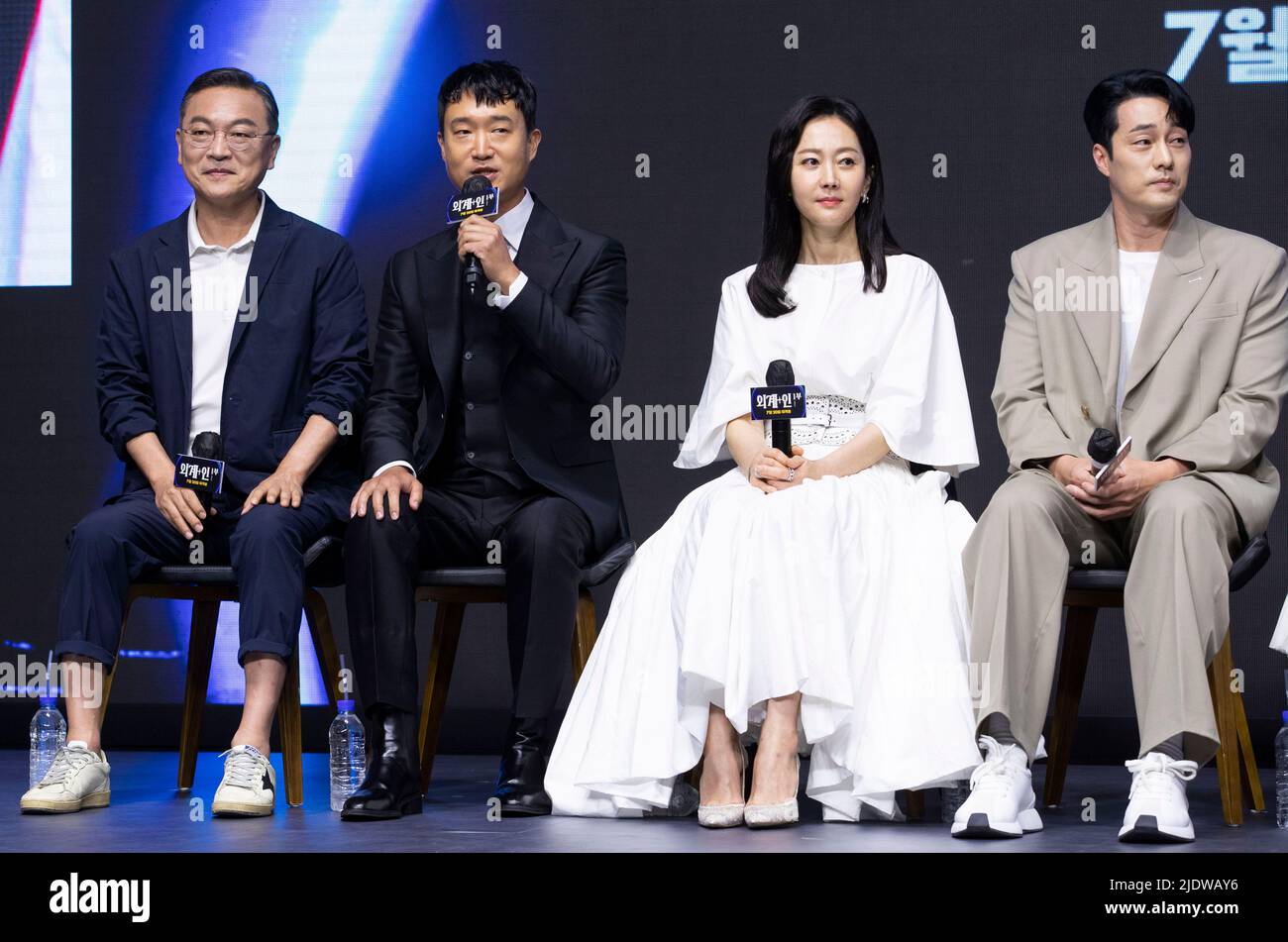 Seoul, Südkorea. 23.. Juni 2022. (L bis R) die südkoreanischen Schauspieler Kim Eui-sung, Jo Woo-jin, Yum Jung-ah, so Ji-sub während einer Pressekonferenz zum Film 'Alienoid' in Seoul, Südkorea, am 23. Juni 2022. Der Film wird am 20. Juli in Südkorea erscheinen. (Foto von Lee Young-ho/Sipa USA) Quelle: SIPA USA/Alamy Live News Stockfoto