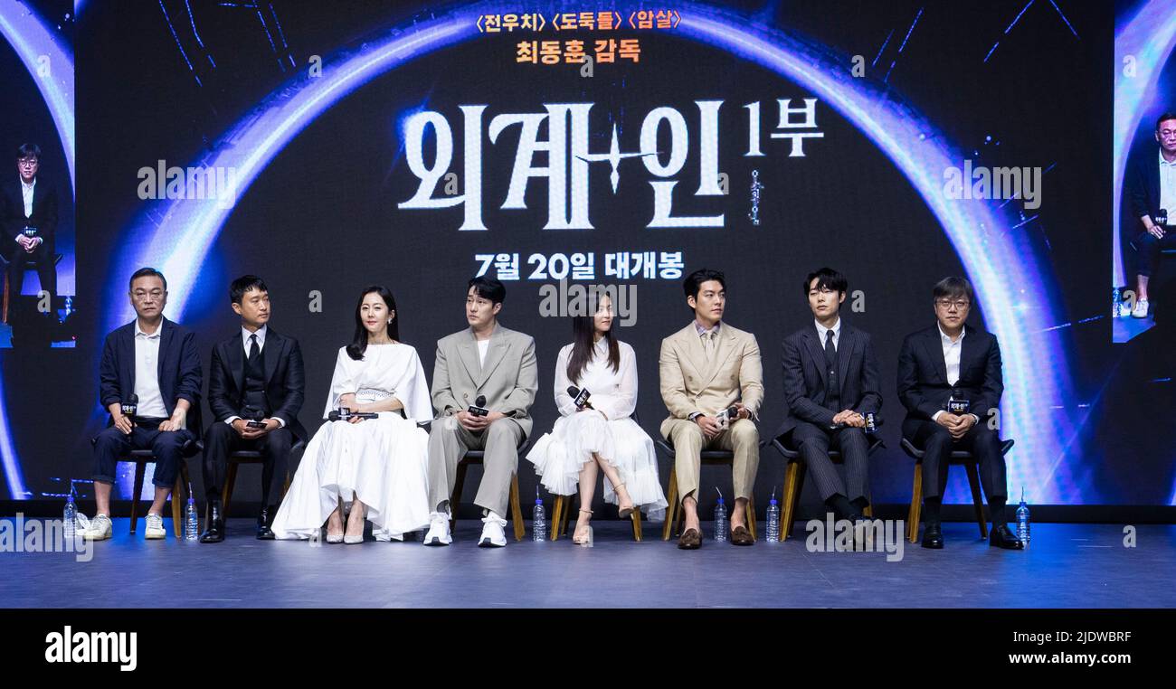 Seoul, Südkorea. 23.. Juni 2022. (L bis R) die südkoreanischen Schauspieler Kim Eui-sung, Jo Woo-jin, Yum Jung-ah, so Ji-sub, Kim Tae-ri, Kim Woo-bin und Ryu Jun-yeol, Regisseur Choi Dong-hoon während einer Pressekonferenz zum Film 'Alienoid' in Seoul, Südkorea, am 23. Juni 2022. Der Film wird am 20. Juli in Südkorea erscheinen. (Foto von Lee Young-ho/Sipa USA) Quelle: SIPA USA/Alamy Live News Stockfoto