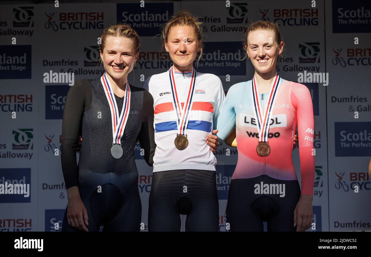 Joscelin Lowden, Gold, Leah Dixon, Silver und Elizabeth Holden, Bronze, (links-rechts) feiert auf dem Podium nach dem Zeitfahren der British Women’s National Road Championships 2022 im Crichton Estate, Dumfries. Bilddatum: Donnerstag, 23. Juni 2022. Stockfoto