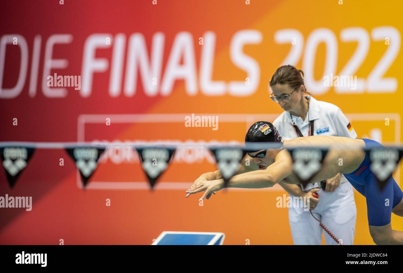 Berlin, Deutschland. 23.. Juni 2022. Schwimmen: Deutsche Meisterschaft, Entscheidung, 4x 200 m freie Männer, Schwimm- und Tauchhalle im Europa-Sportpark. Simon Reinike von der SG Essen startet in den Pool. Quelle: Andreas Gora/dpa/Alamy Live News Stockfoto