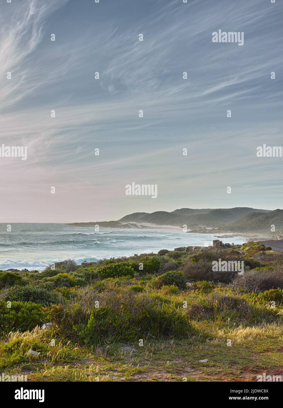 Ein Blick über den Ozean in der Cape Province, Südafrika. Schönheit in der Natur mit der Meereslandschaft des Ozeans. Himmel mit Wolken über dem Meer an einem Sommertag Stockfoto