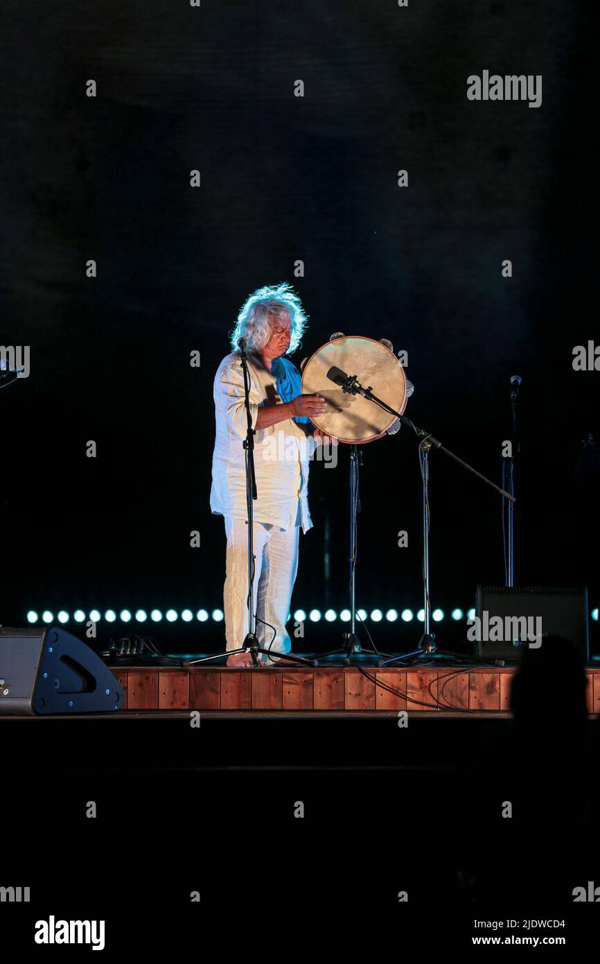 22. Juni 2022, Rom, Italien: Auf der Bühne der Rezension von ''Venere in Musica'' traten heute Abend zwei Hauptvertreter der mediterranen Folklore auf: Das sizilianische Alfio Antico mit den Klängen und Farben Siziliens und die folgenden Stefano Saletti und die Ikona Band mit ihrer traditionellen Musik aus verschiedenen arabischen Mischungen, Balkan und mehr im Archäologischen Park des Kolosseums. (Bild: © Daniela Franceschelli/Pacific Press via ZUMA Press Wire) Stockfoto