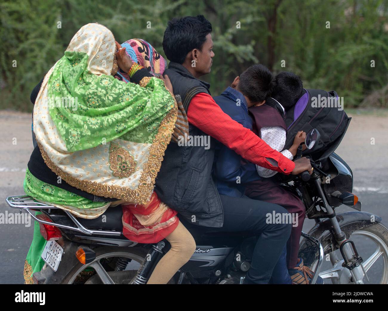 Familie auf dem Motorrad. Rajasthan, Indien. Stockfoto