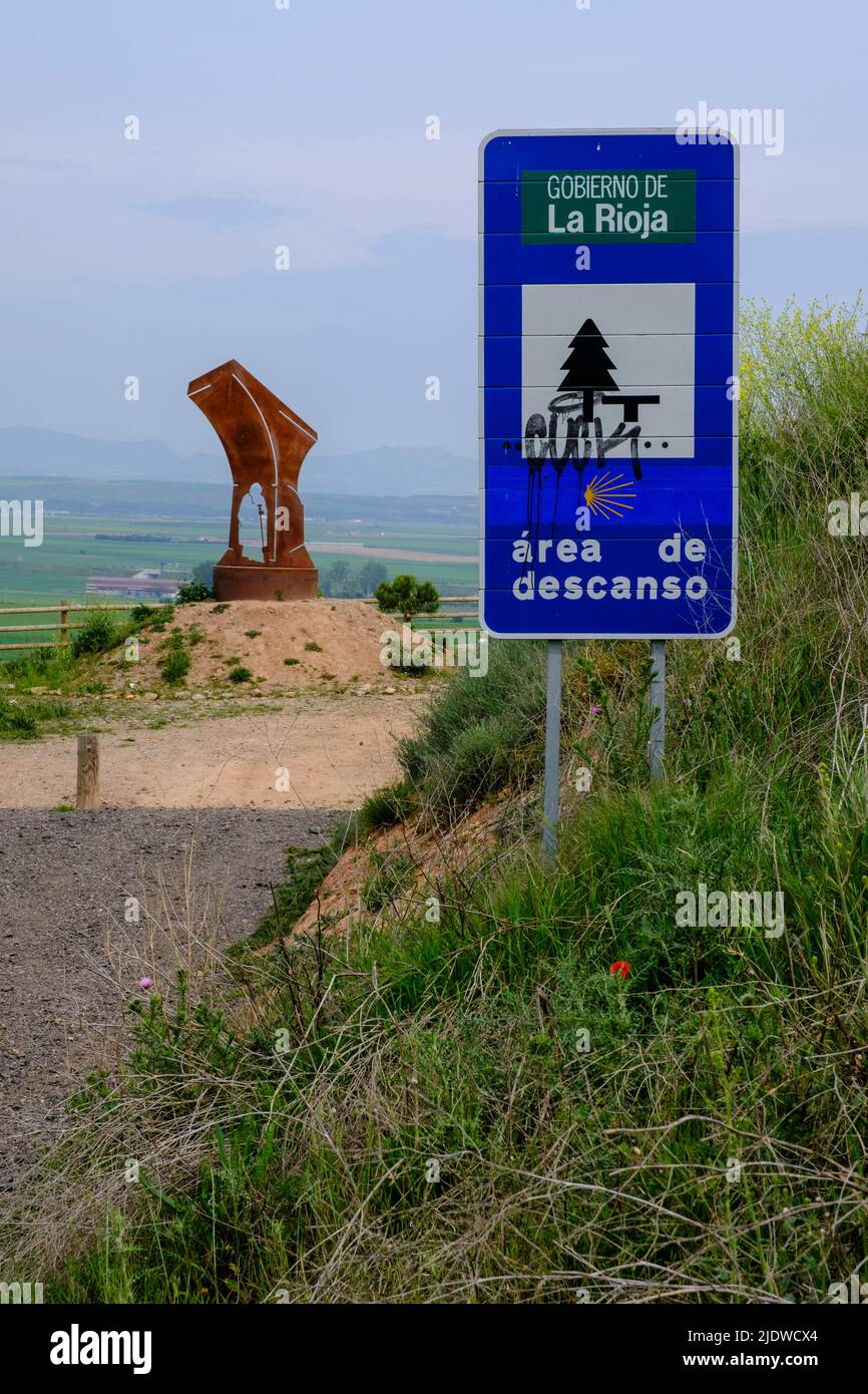 Spanien, Distrikt La D.o. Ein Rastpunkt mit dem Pilgerdenkmal auf dem Camino de Santiago in der Nähe von Santo Domingo de la Calzada. Stockfoto