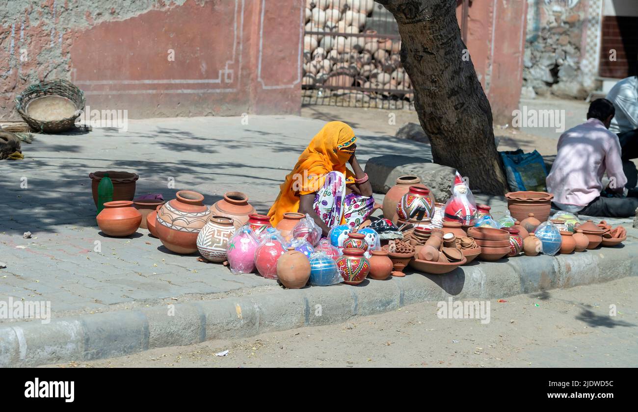Verkauf von Keramik auf der Straße in Jaipur, Rajasthan, Indien. Stockfoto