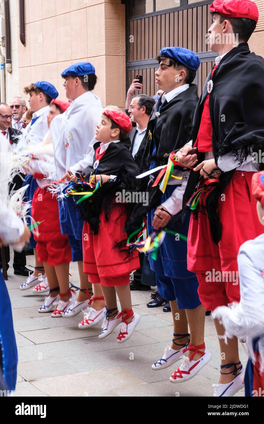 Spanien, Santo Domingo de la Calzada. Junge Männer, die einen traditionellen Tanz als Teil der Prozession zu Ehren des heiligen Dominikus durchführen. Stockfoto
