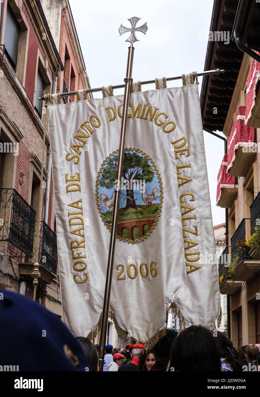 Spanien, Santo Domingo de la Calzada. Banner der Bruderschaft von Santo Domingo in Prozession zu Ehren des heiligen Dominikus am 12. Mai, Jahrestag seines Todes. Stockfoto