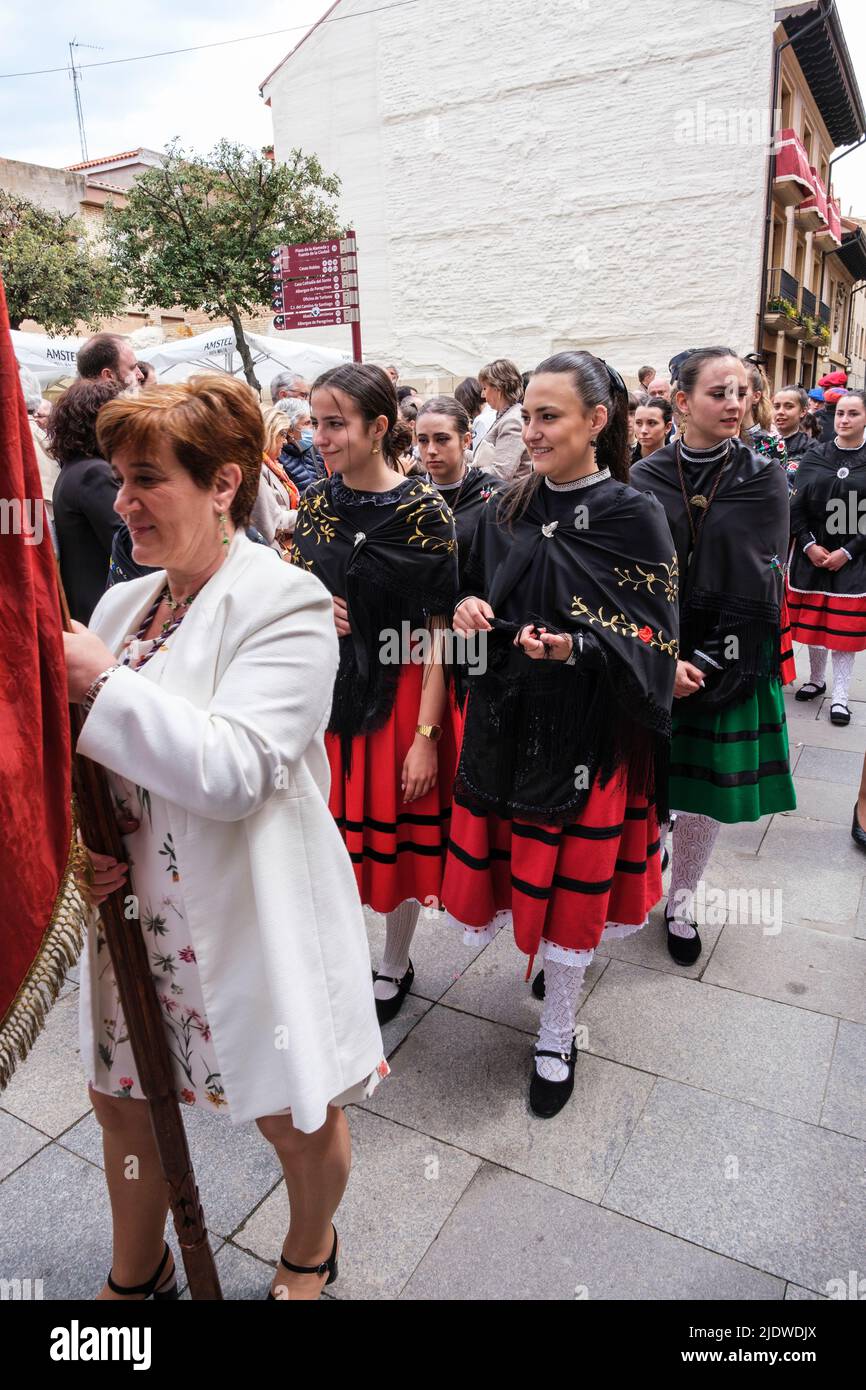 Spanien, Santo Domingo de la Calzada. Junge Frauen, die am 12. Mai, dem Jahrestag seines Todes im Jahr 1109, in der Prozession zu Ehren des heiligen Dominikus, unterwegs sind. Stockfoto