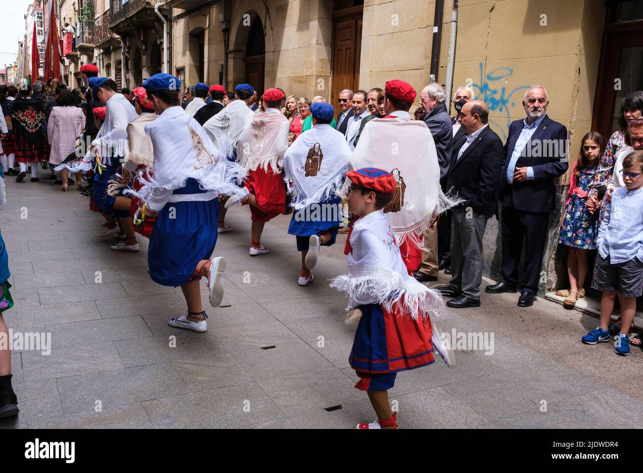 Spanien, Santo Domingo de la Calzada. Junge Männer, die traditionellen Tanz in Prozession zu Ehren des heiligen Dominikus am 12. Mai, dem Jahrestag seiner d Stockfoto